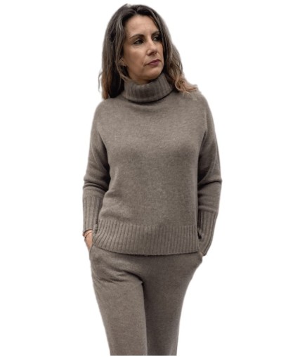 Pull col roulé cote dos