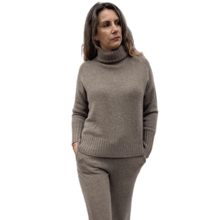 Pull col roulé cote dos